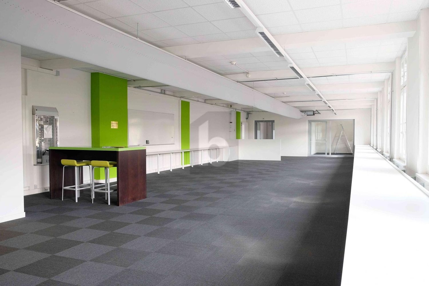 300m² office