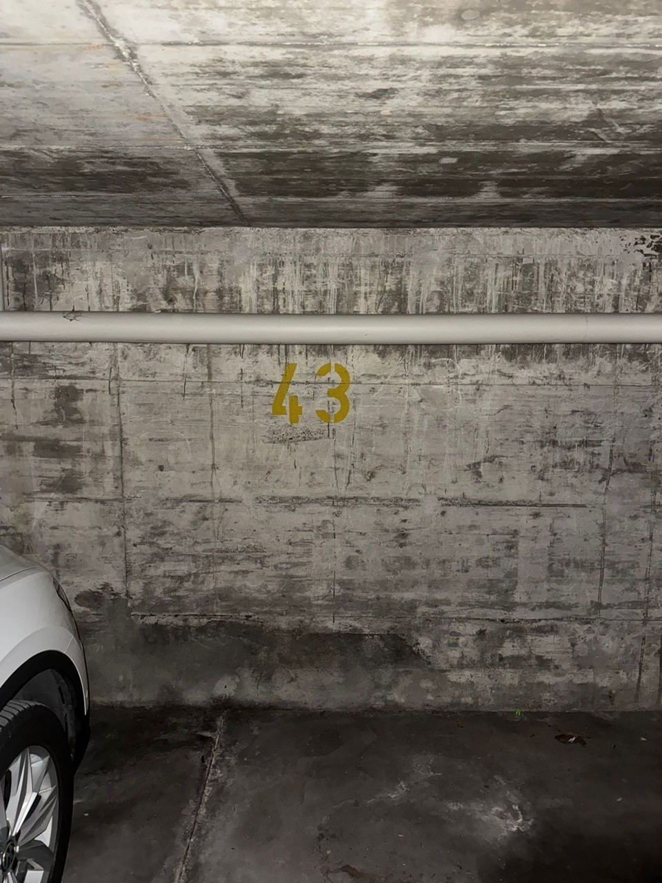 Place souterrain

À louer immédiatement ou à convenir, la place n° 43 dans le garage souterrain.

En cas d'intérêt, n'hésitez pas à me contacter via le formulaire de contact. Les visites peuvent être organisées avec l'actuel locataire, les places de parc sont de taille standard.