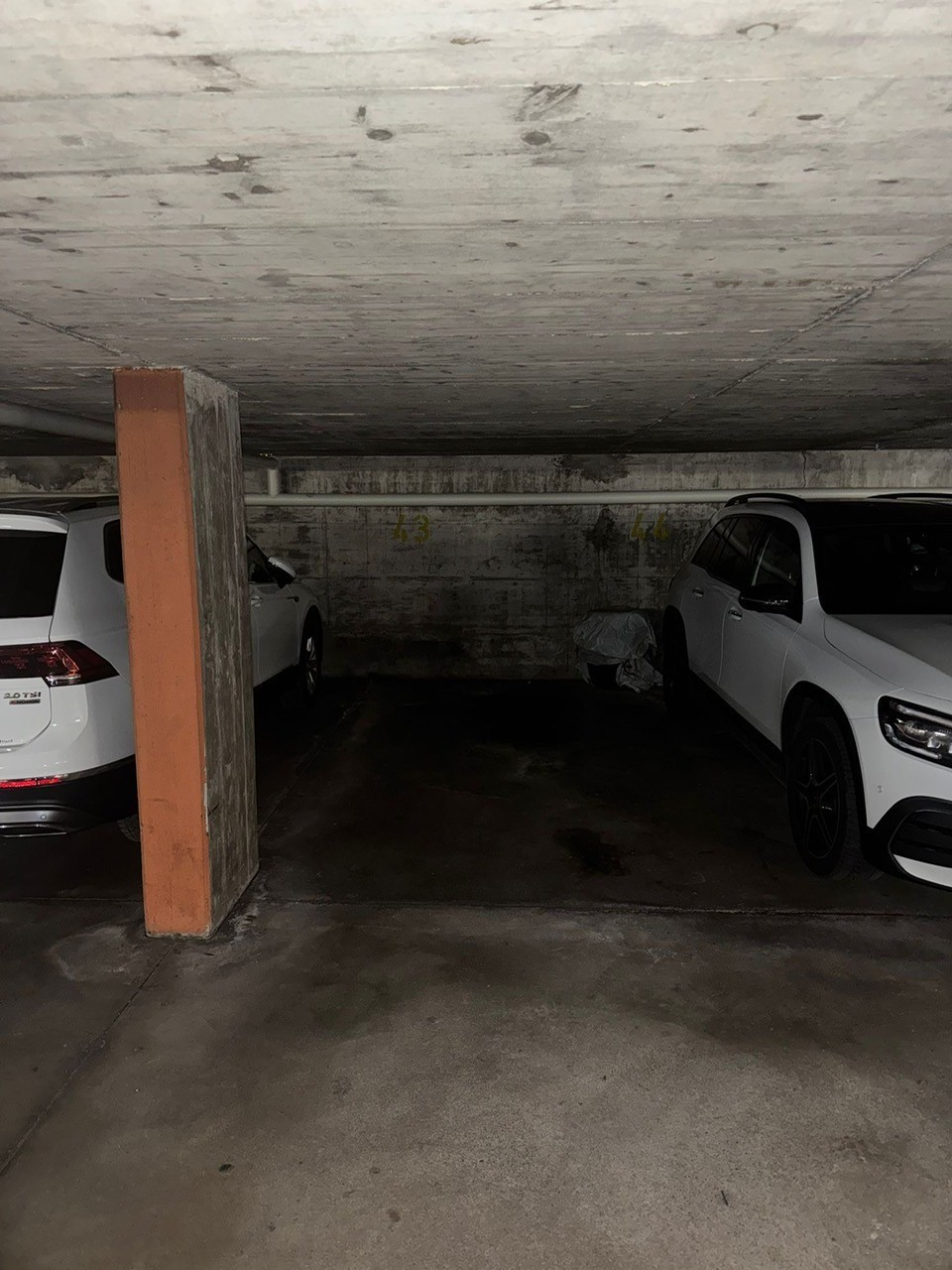 Place souterrain

À louer immédiatement ou à convenir, la place n° 43 dans le garage souterrain.

En cas d'intérêt, n'hésitez pas à me contacter via le formulaire de contact. Les visites peuvent être organisées avec l'actuel locataire, les places de parc sont de taille standard.